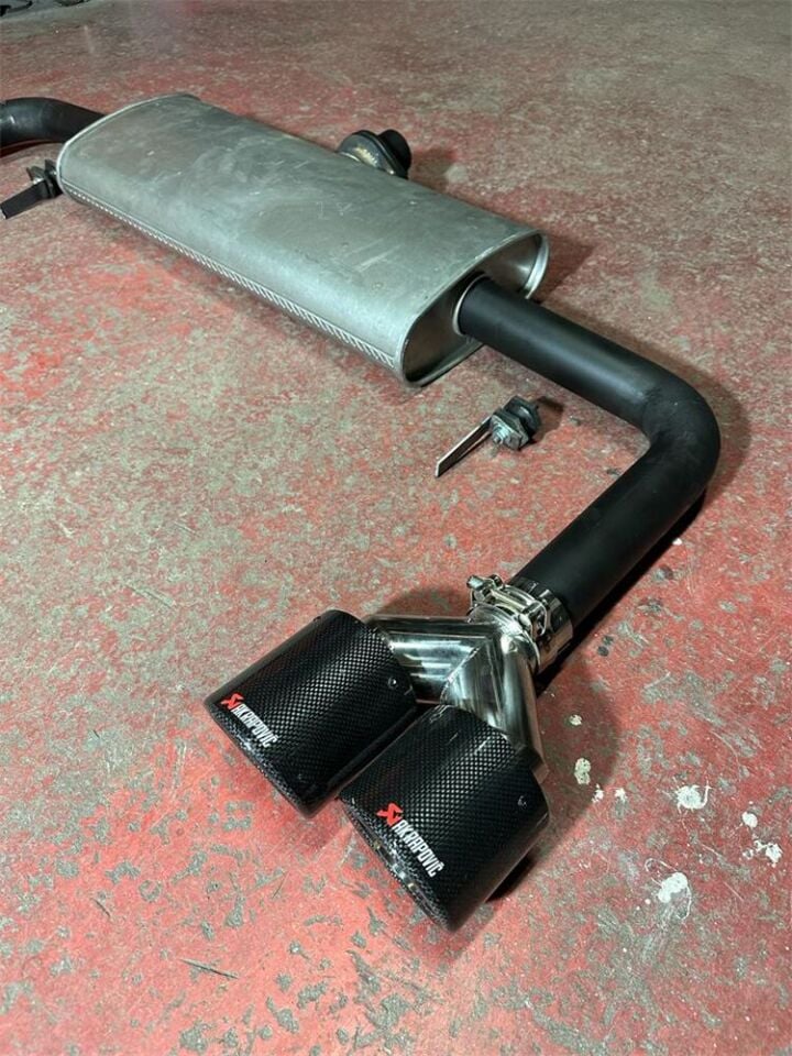 Cupra Terramar Sag Ve Sol Egzoz Özel Üretim Susturucu + Sag Ve Sol Baglantı Ekipmanları Takım Halinde + Akrapoviç Egzoz Seti