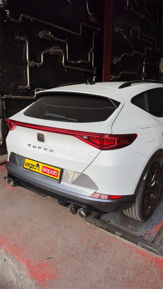 Cupra Formentor 1.5 Benzinli Krom Flanşlı Varex 60 mm Krom Borular Ve İthal Karbon Akrapoviç Egzoz Uçları