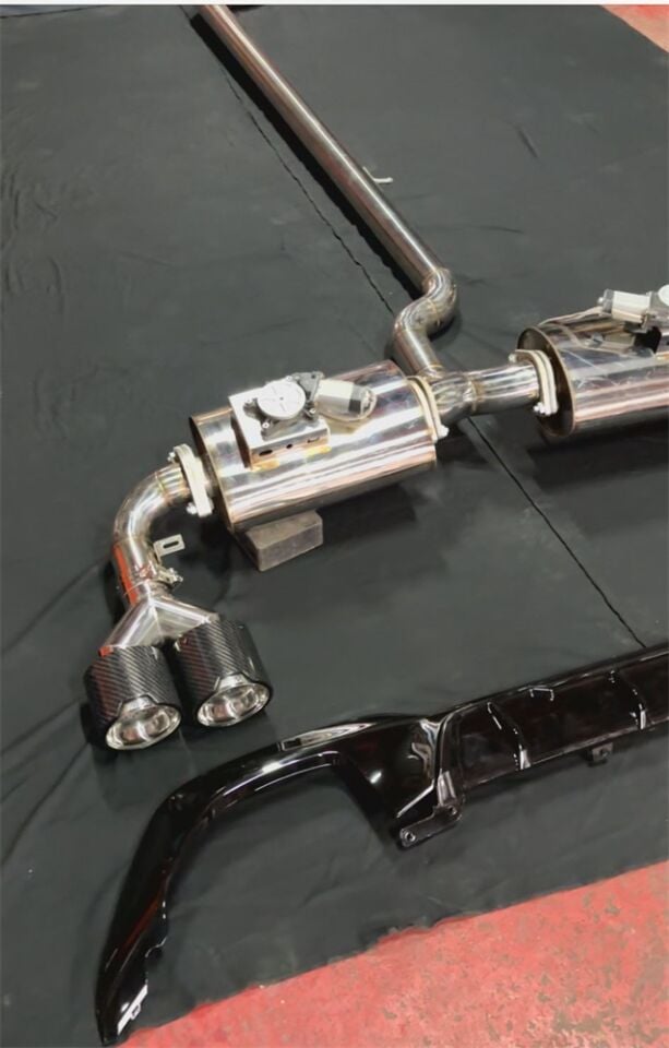 Bmw G20 Arka Sag Ve Sol Krom Flanşlı Aktif Çift Yassı Varex Krom Borular Difüzör Ve M Karbon Egzoz Uçları