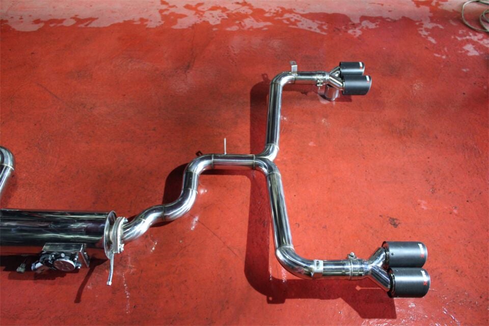 Seat Leon 1.2 / 1.4 / 1.5 Benzinli Krom Flanşlı Varex 60 mm Krom Borularla Krom Kit Ve Akrapovic Egzoz Uçları