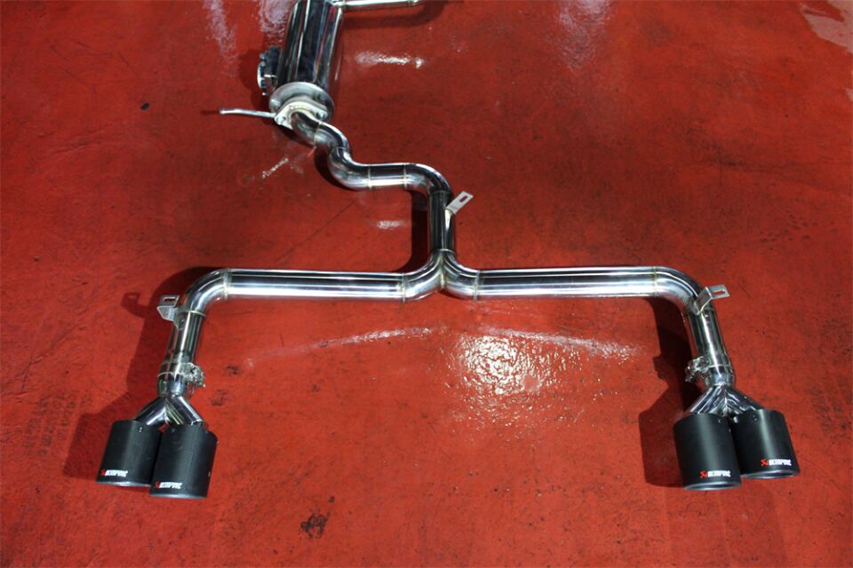 VW Golf 8 1.0 / 1.5 Benzinli Krom Flanşlı Varex 60 mm Krom Borularla Krom Kit Ve Akrapovic Egzoz Uçları