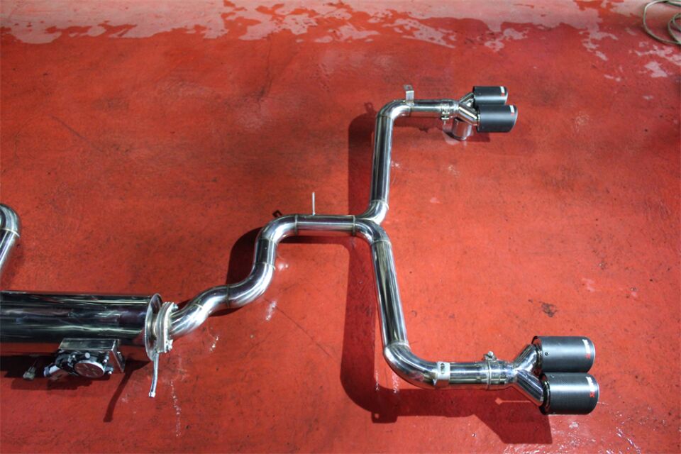 VW Golf 8 1.0 / 1.5 Benzinli Krom Flanşlı Varex 60 mm Krom Borularla Krom Kit Ve Akrapovic Egzoz Uçları