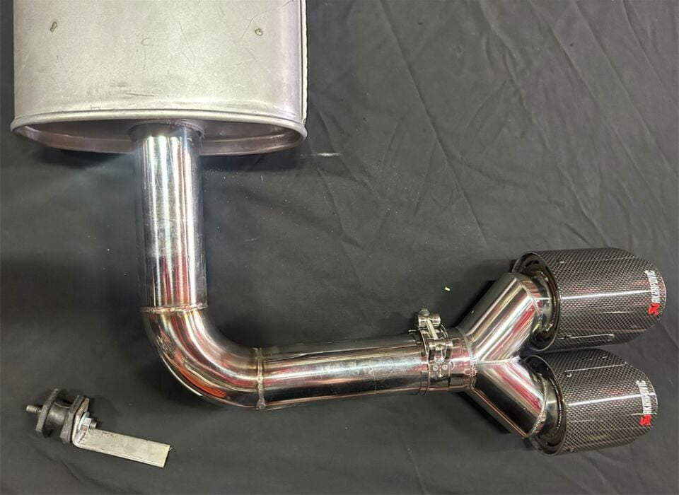 Cupra Formentor Sag Ve Sol Egzoz Özel Üretim Susturucu Akrapoviç Sag Ve Sol Takım + Sag Ve Sol Baglantı Ekipmanları Takım Halinde