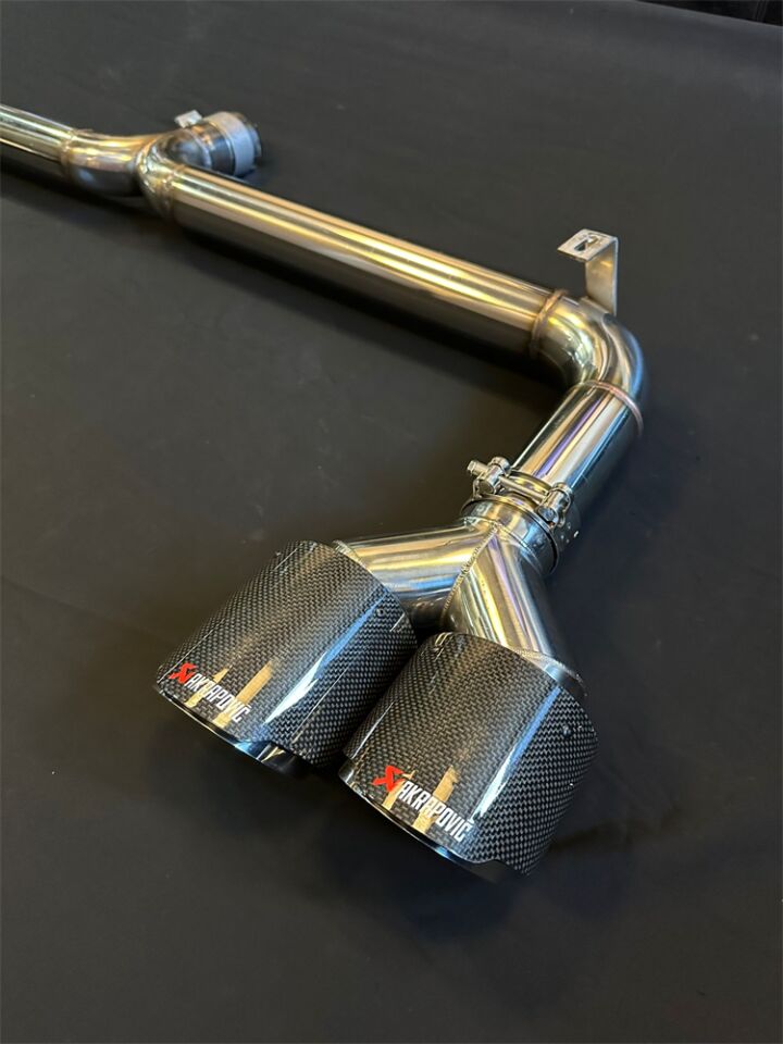 VW Golf 8 Çift Çıkışlı Krom Arka Boru Ve İthal Karbon Akrapoviç Egzoz Uçları