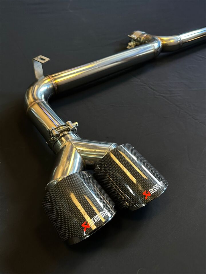 VW Golf 8 Çift Çıkışlı Krom Arka Boru Ve İthal Karbon Akrapoviç Egzoz Uçları