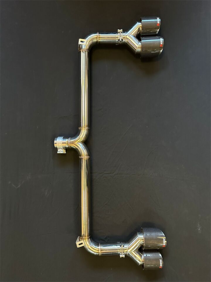 VW Golf 8 Çift Çıkışlı Krom Arka Boru Ve İthal Karbon Akrapoviç Egzoz Uçları