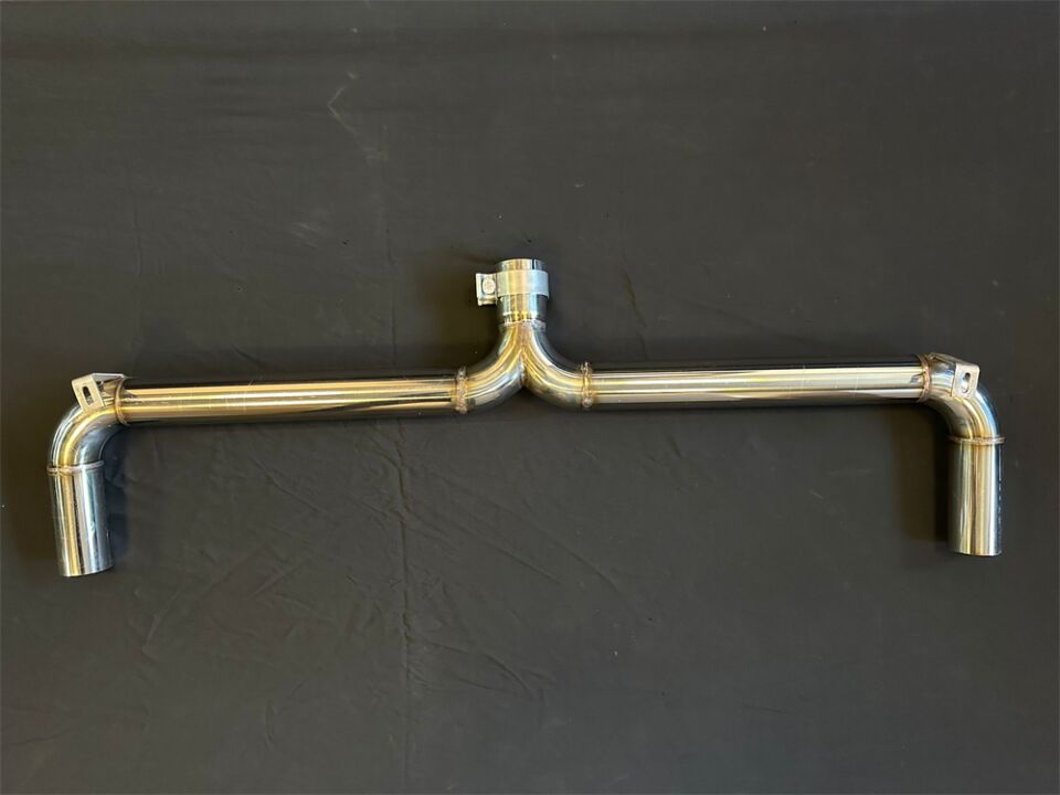 VW Golf 8 Çift Çıkışlı Krom Arka Boru Ve İthal Karbon Akrapoviç Egzoz Uçları