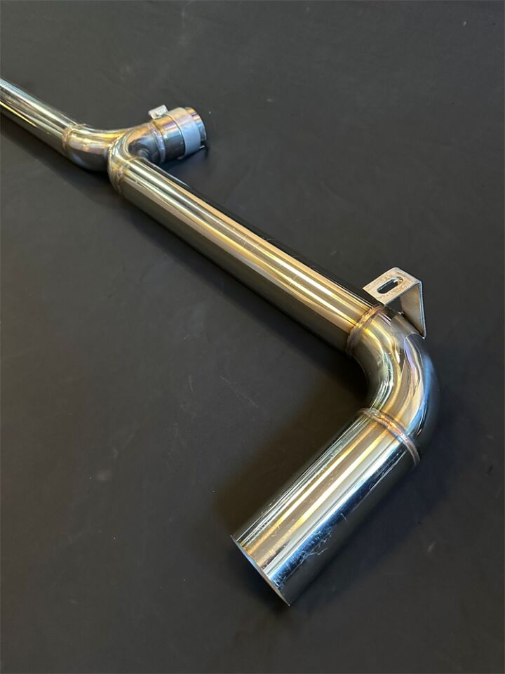 VW Golf 8 Çift Çıkışlı Krom Arka Boru Ve İthal Karbon Akrapoviç Egzoz Uçları