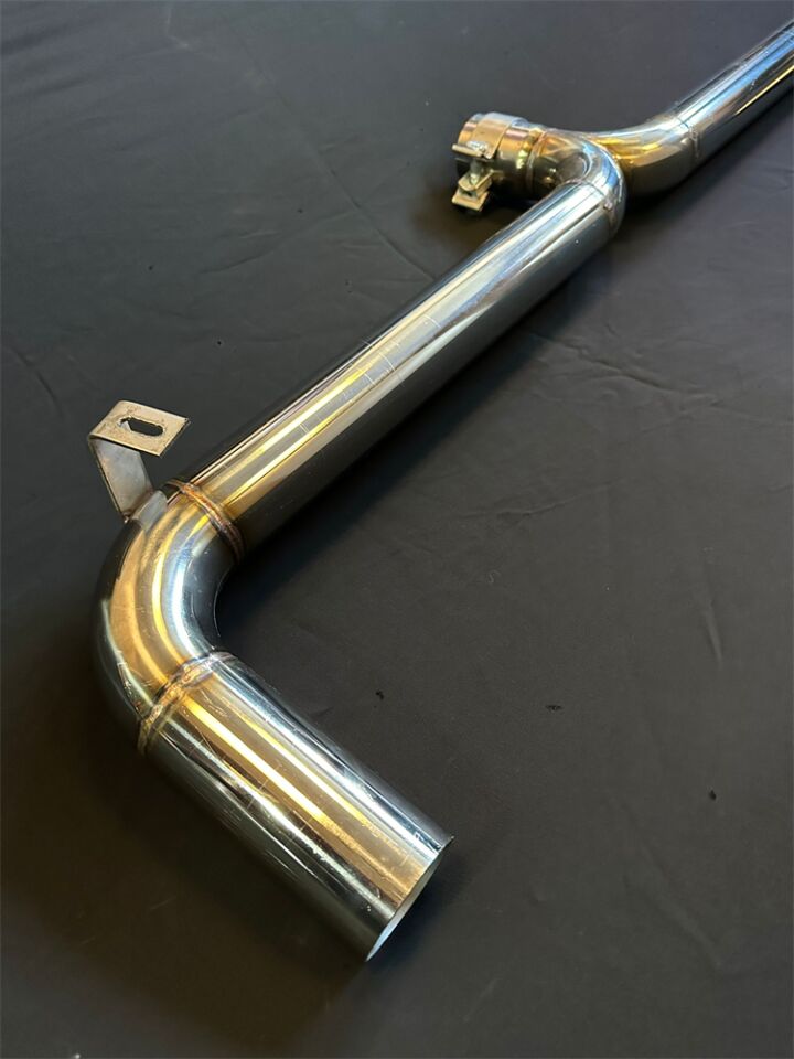 VW Golf 8 Çift Çıkışlı Krom Arka Boru Ve İthal Karbon Akrapoviç Egzoz Uçları