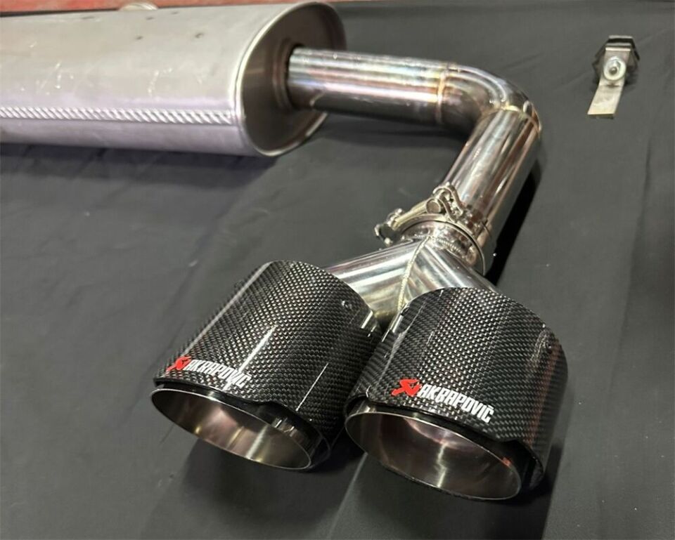 Cupra Terramar Sag Ve Sol Egzoz Özel Üretim Susturucu Akrapoviç Sag Ve Sol Takım + Sag Ve Sol Baglantı Ekipmanları Takım Halinde