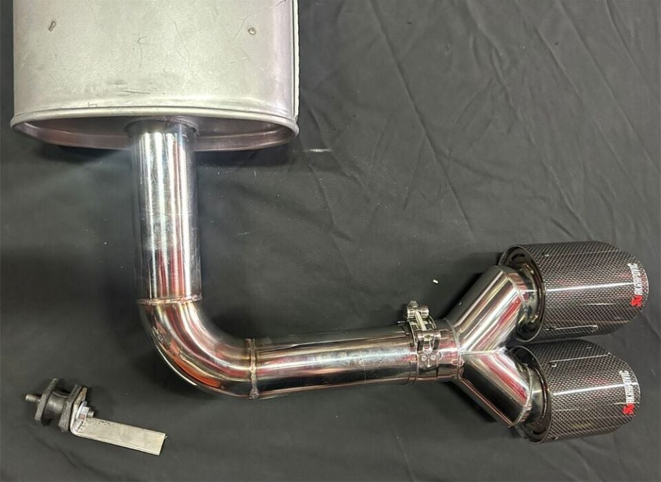 Cupra Terramar Sag Ve Sol Egzoz Özel Üretim Susturucu Akrapoviç Sag Ve Sol Takım + Sag Ve Sol Baglantı Ekipmanları Takım Halinde